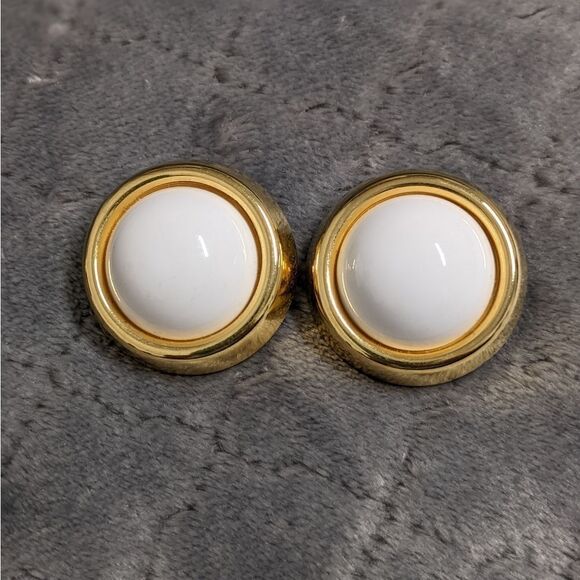 Vintage Trifari Goldtone & White Large Button Clip Earrings - Picture 3 of 9